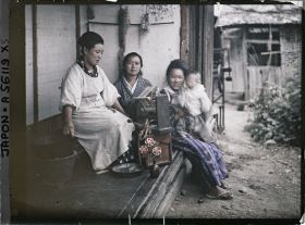 Image représentant Dévidage des cocons de soie au petit dévidoir