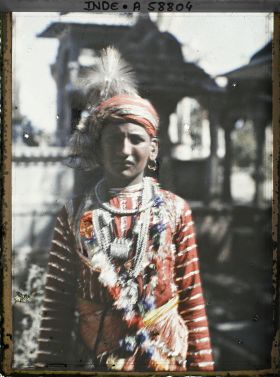 Image représentant Rajpoute en costume de marié devant les chatris de la nécropole des Maharanas du Mewar