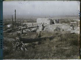 Image représentant France, Mont Cornillet, Pente Sud ; Blockhaus de mitrailleuses Allemand et vue vers la Vallée de la Marne