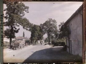 Image représentant France, Glorieux, La Voie Sacrée, vue prise après le passage à niveau vers Verdun
