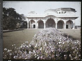 Image représentant Le pavillon de marbre devant la tour de l'Empereur (Shah Burj) dans le fort Rouge (Lal Qila)