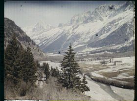 Image représentant France Les Alpes, Griaz, Vallée de Chamonix, L' Arve, la Chaîne des Aiguilles et le Village des Griaz.
