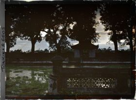 Image représentant Soleil couchant dans la troisième cour du Van-mieu, et contre-jour sur le bassin Thien-quang-tinh (" puits où se reflète l'éclat pur du ciel ")