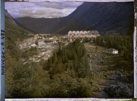 Image représentant Vue des maisons d'habitation et des bâtiments de l'usine hydro-électrique