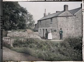 Image représentant deux jeunes femmes devant une maison