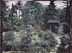 Image représentant Chemin du " sanctuaire japonais " menant à droite de la porte d'accès au " village japonais "
