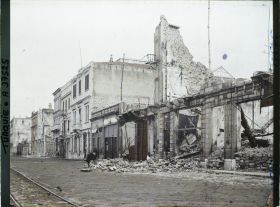 Image représentant Turquie, Smyrne, Les Quais de Smyrne - Immeuble de la Cie Industrl du Levant et maisons de Commerce brûlées