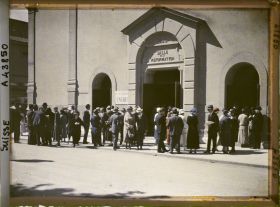 Image représentant Cinquième assemblée annuelle de la Société des Nations (SDN) à Genève. La foule devant la Salle de la Réformation