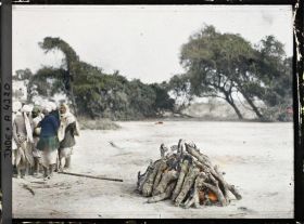 Image représentant Un bûcher funéraire (le combustible utilisé ici étant le bois)