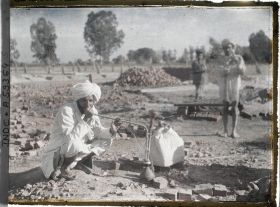 Image représentant Un fumeur de pipe à eau (houka)