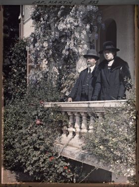 Image représentant Monsieur et Madame Raoul Allier invités d'Albert Kahn, sur le perron de la villa Miramar