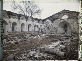 Image représentant Intérieur de l'église grecque incendiée