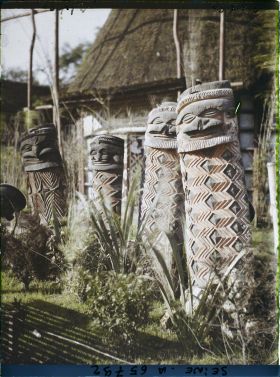 Image représentant L'Exposition Coloniale Internationale de 1931, la section de la Nouvelle-Calédonie, sculptures kanakes