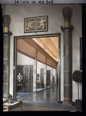 Image représentant L'Exposition des arts décoratifs, Grande-Bretagne, salon d'honneur, armoiries de la Reine Elisabeth modelées par Lawrence Turner