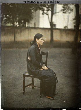 Image représentant Une jeune femme d'ethnie thaï, originaire de Lai-chau (Mg Lai) dans la haute région tonkinoise