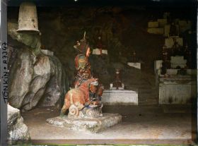 Image représentant La grotte principale des Rochers de Ky-lu'a, abritant un sanctuaire rupestre dédié au culte bouddhique