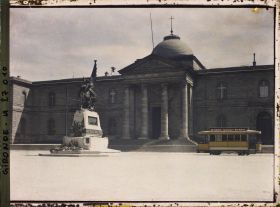 Image représentant Le monument aux morts de la guerre de 1870, devant le Palais de Justice, place de la République