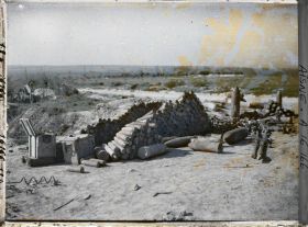 Image représentant France, Env- de St Quentin, Obus sur la route de Ham, près du Cimetière de Wat