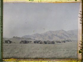 Image représentant Les Khaymac (tentes familiales noires en poils de chèvre) d'un campement de nomades