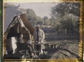 Image représentant Campement de la mission. A gauche, Monsieur P. Clemenceau (secrétaire général), à droite, Monsieur Th. Makcheff (chef de la mission)