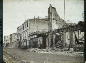 Image représentant Turquie, Smyrne, Les Quais de Smyrne - Immeuble de la Cie Industrl du Levant et maisons de Commerce brûlées