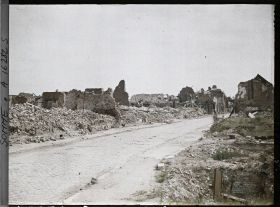 Image représentant France, Albert, La Rue de Bapaume, vue prise de la Place de l'Eglise