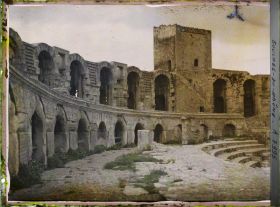 Image représentant Dans l'amphithéâtre romain dit Arènes, au pied de la tour Sarrasine