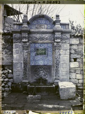 Image représentant Fontaine de pierre aux faïences bleues, blanches et vertes, près de la mosquée Haci Bayram