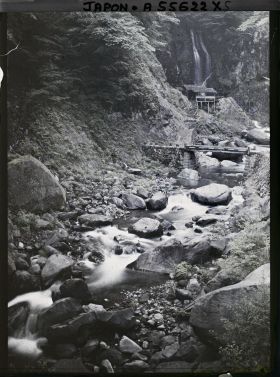 Image représentant Abords des chutes d'Urami (Urami-no-taki)