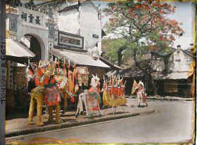 Image représentant Une exposition d'objets votifs en papier à l'entrée d'un temple, dans la " rue des Chapeaux "