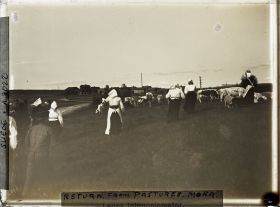 Image représentant Habitants de Vika revenant des pâturages