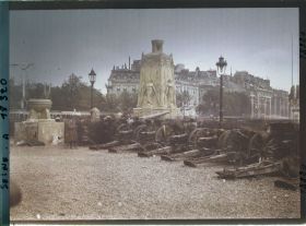 Image représentant Le Cénotaphe en hommage aux morts pour la patrie et les canons exposés pour les fêtes de la Victoire des 13 et 14 juillet place de l'Etoile