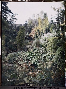 Image représentant Coulée de verdure et pont du " sanctuaire japonais " situés à gauche d'un chemin menant au sôrintô
