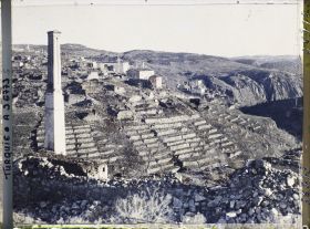 Image représentant Panorama sur une pente aménagée en terrasse et des bâtiments la surplombant