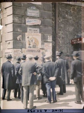 Image représentant Foule lisant l'affiche "Le crucifiement de la France", boulevard Montmorency