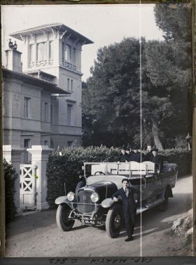 Image représentant Des ecclésiastiques invités par Albert Kahn dans un autobus découvert, sans doute en route pour une promenade