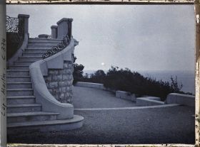 Image représentant Partie d'escalier reliant les terrasses de la villa Kahn, dite villa Zamir, vue en direction de l'est