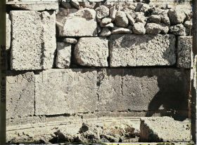 Image représentant Inscriptions en caractères grecs sur les murs du théâtre