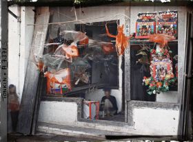 Image représentant Un étalage de jouets en papier huilé devant une boutique, dans la " rue du Chanvre "