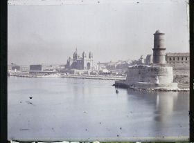 Image représentant La cathédrale Sainte-Marie-Majeure et la tour du fanal du fort Saint-Jean, vue prise depuis le vieux port pointe rouge