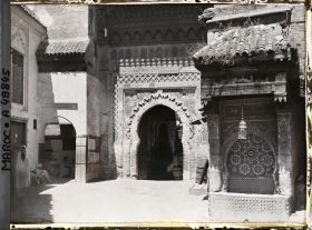 Image représentant La place El-Nejjarîn avec sa fontaine et son fondouk