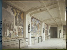 Image représentant L'Exposition des arts décoratifs, la Cour des métiers, sur l'esplanade des Invalides