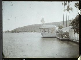 Image représentant Eléphants de marbre blanc flanquant les appontements du palais flottant de Jag Mandir, édifié sur le lac Pichola au 17è siècle