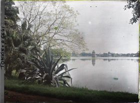 Image représentant Le Petit Lac ou Hoan-kiem-ho ("  Lac de l'épée restituée  "), vu de la rue Paul Bert, vers le pagodon octogonal appelé "  Stûpa de l'île de la Tortue  "