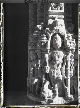 Image représentant Décor sculpté du piédroit de la porte intérieure du temple jaïn de Bhagawan Mahavira