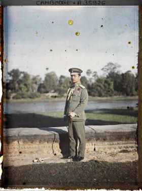 Image représentant Le prince Paribatra Nakhorn Sawan, un des fils du roi de Siam (Thaïlande) Rama V, en visite à Angkor Vat