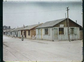 Image représentant France, Péronne, Avenue du Quinconce bordée de maisons en bois