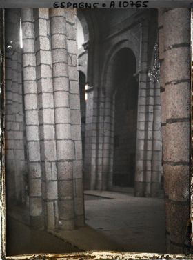 Image représentant Espagne, Santiago de Compostela, Santa Maria de Sar, vue prise d'en bas de la nef latérale gauche