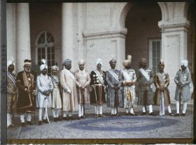 Image représentant Portait de groupe lors du jubilé célébrant les cinquante ans de règne du maharajah Jagatjit Singh