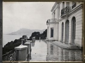 Image représentant La villa Kahn dite villa Zamir, se reflétant sur le sol de sa terrasse supérieure, vue vers Monaco